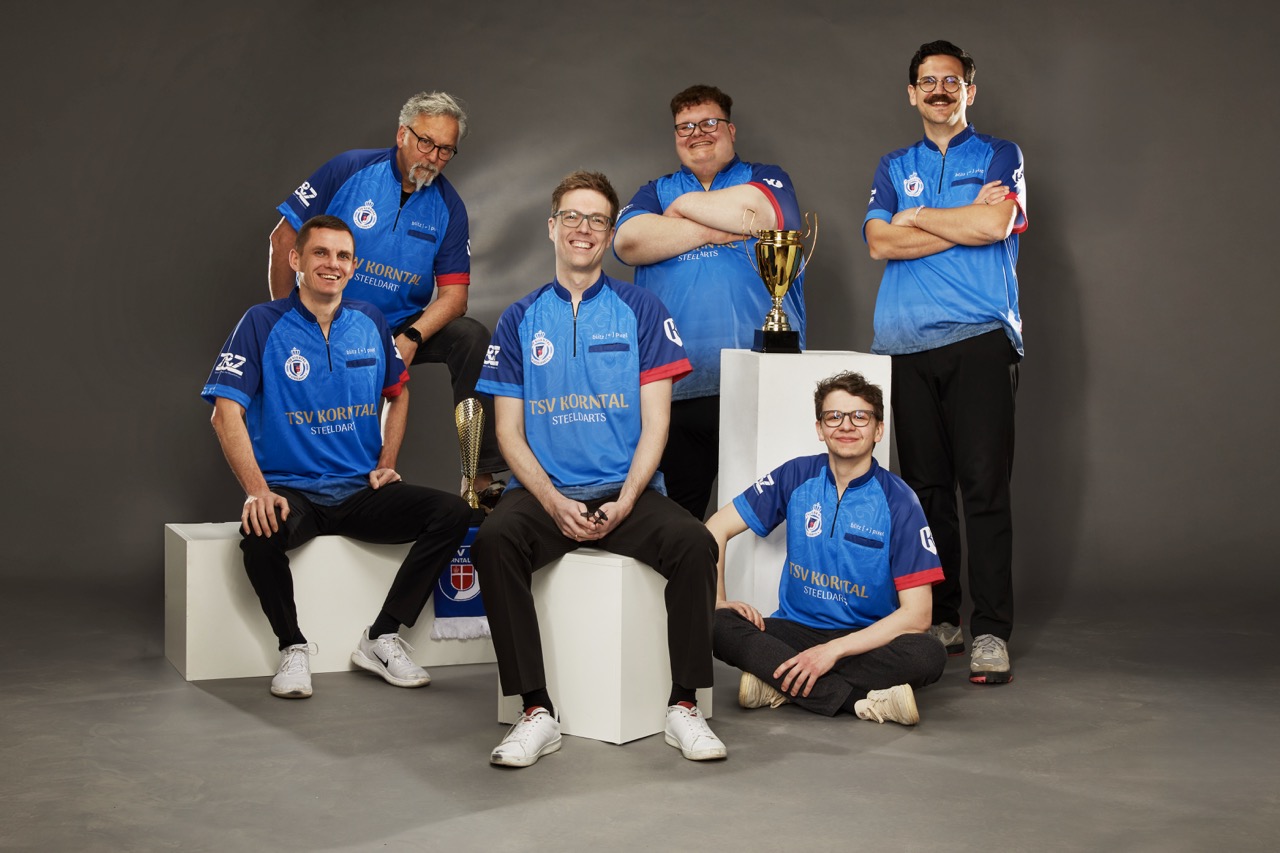 TSV Korntal Steeldarts – Mannschaftsfoto mit Pokal in Stuttgart
