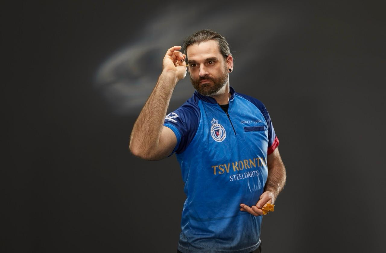 Simon beim Dartwurf – TSV Korntal Steeldarts